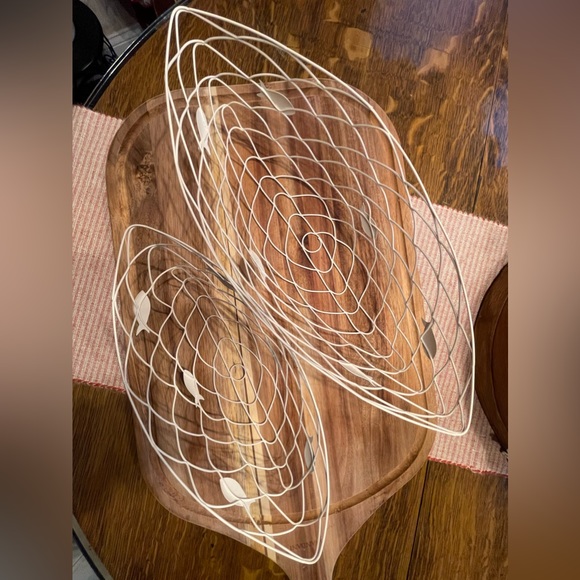 (2) Nautical Ivory Wire Boat Shaped Baskets (3) Metal Colored Fish on each side - Picture 6 of 10